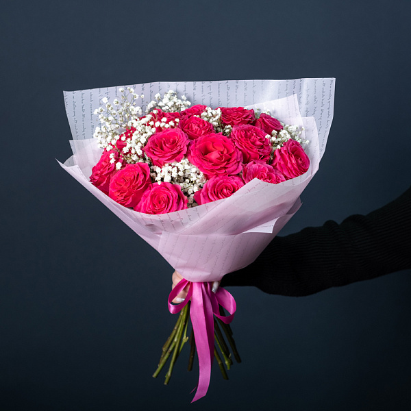 Купить Букет из розовых роз с гипсофилами в  с бесплатной доставкой: цена, фото, описание